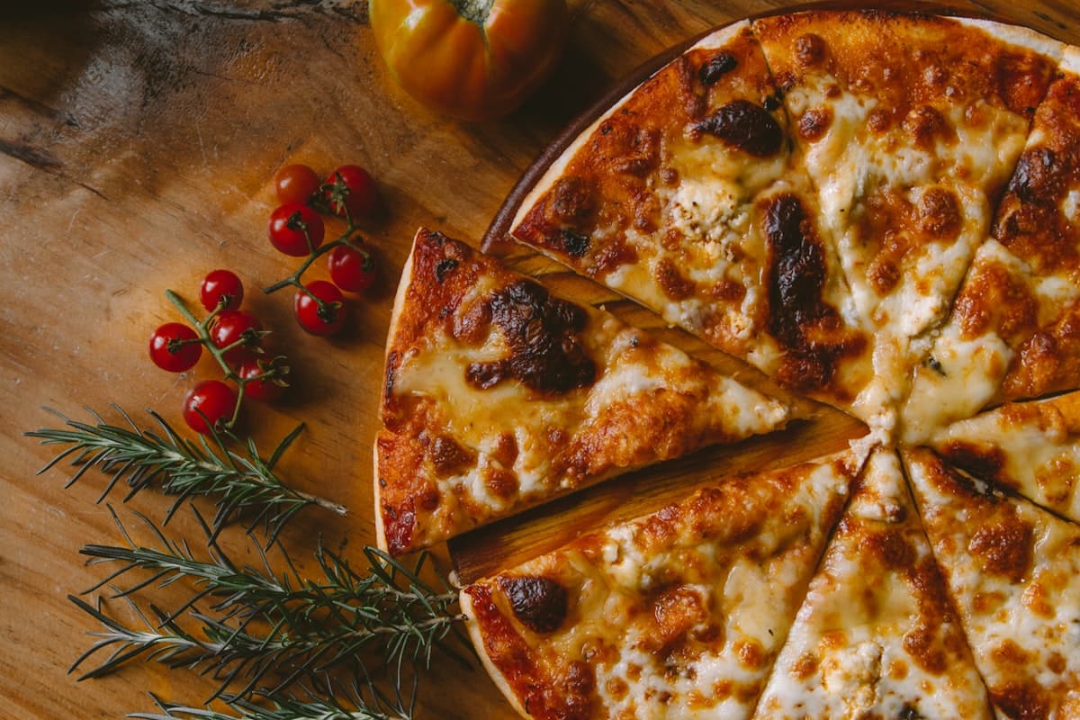 Nylaget pizza fra Sem Grill og Pizza
